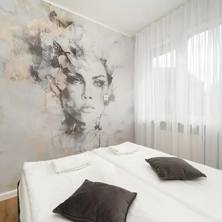 Jednosci Narodowej By Renters Apartment