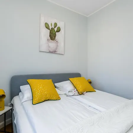 Jednosci Narodowej By Renters Apartment