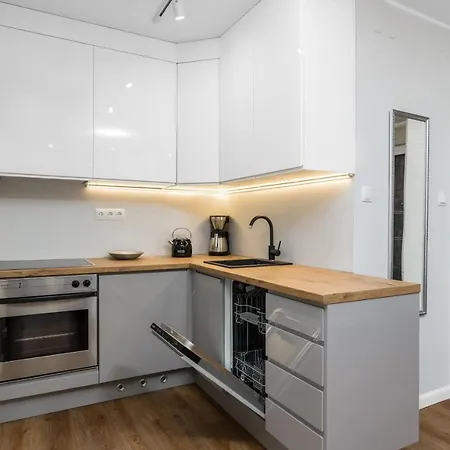 Jednosci Narodowej By Renters Apartment