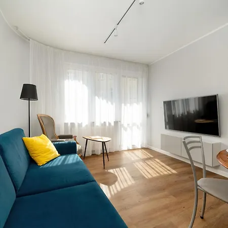 Jednosci Narodowej By Renters Apartment